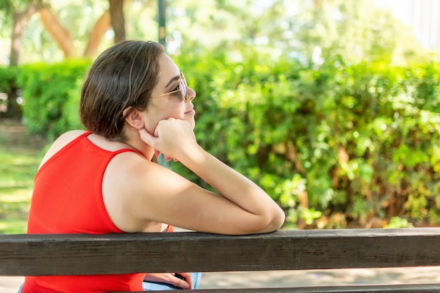 Jeune femme heureuse appréciant l'air frais en automne