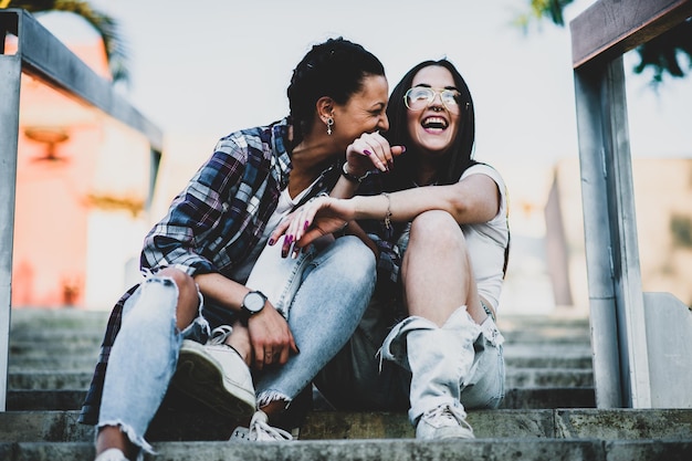 Une jeune femme heureuse assise sur les marches