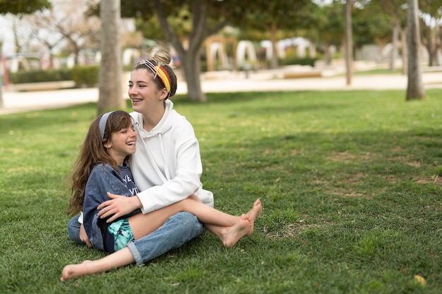 Une jeune femme heureuse assise sur le terrain