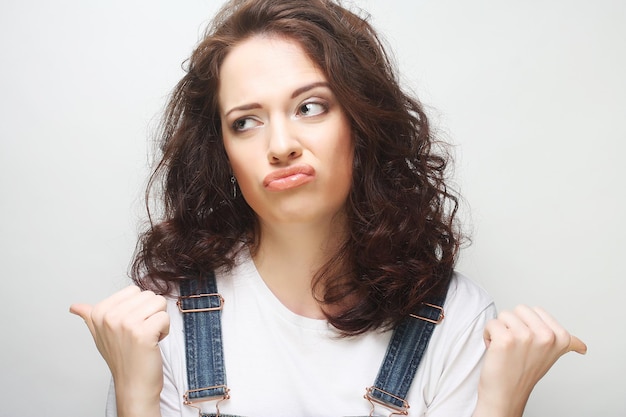 Jeune femme heureuse aux cheveux bouclés