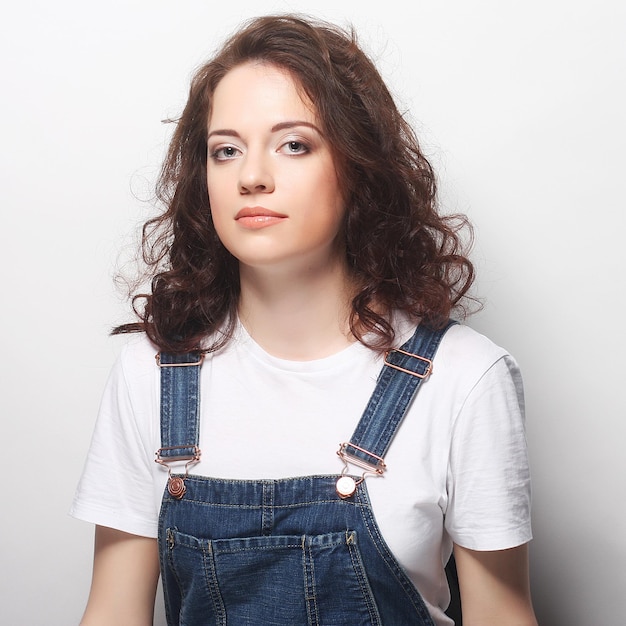 Jeune femme heureuse aux cheveux bouclés