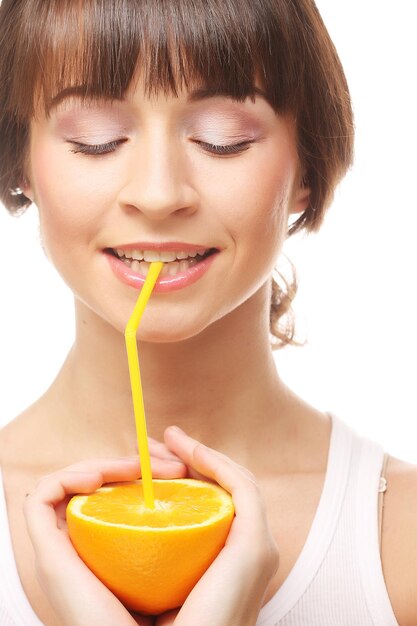 Jeune femme heureuse, boire du jus d'orange