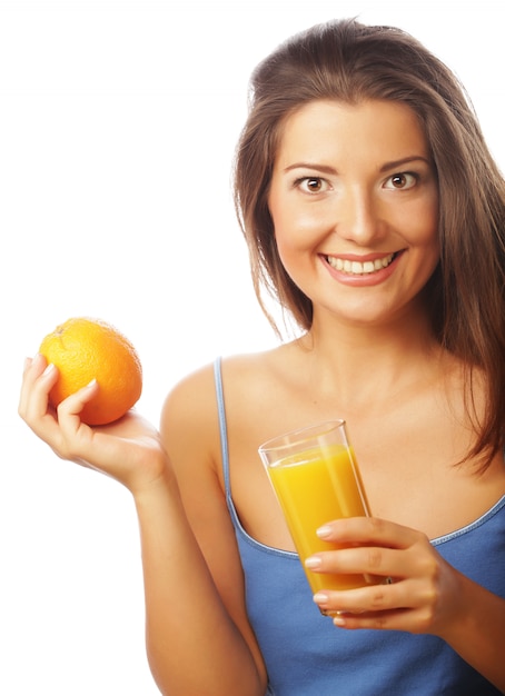 Jeune femme heureuse, boire du jus d'orange