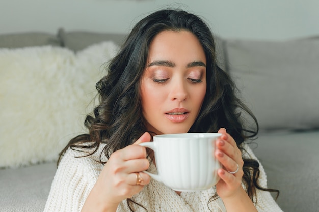 Jeune femme heureuse, boire une tasse de thé