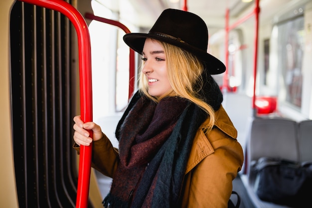 Photo jeune femme heureuse en bus de la ville