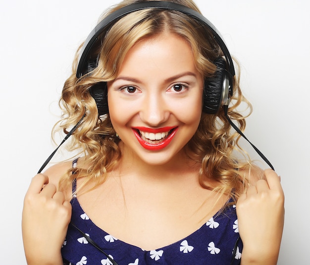 Jeune femme heureuse avec un casque d'écoute de musique