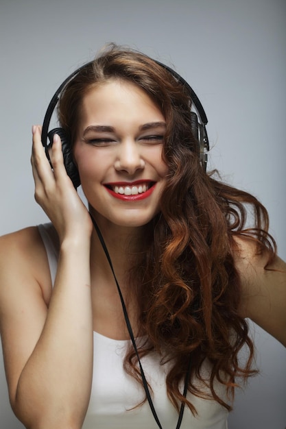 Jeune femme heureuse avec un casque d'écoute de musique