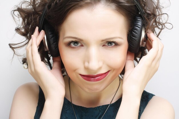 Jeune femme heureuse avec un casque d'écoute de musique