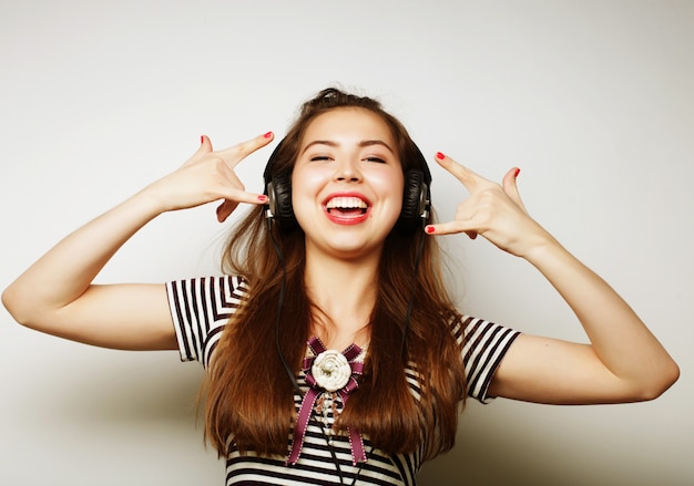 Jeune femme heureuse avec un casque d'écoute de la musique