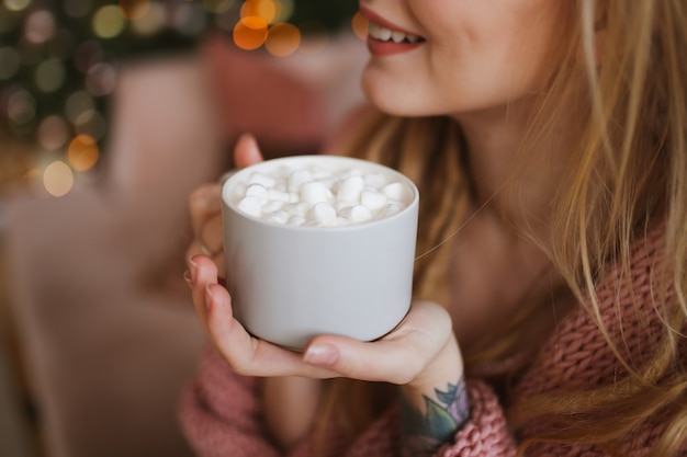 Jeune femme heureuse célébrant Noël à la maison