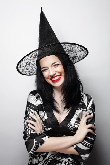 Photo une jeune femme heureuse avec un chapeau de canival.