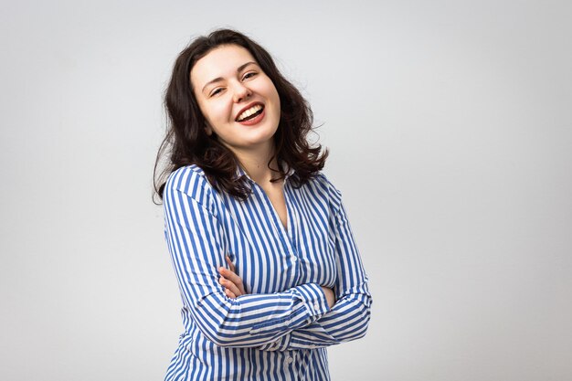 Une jeune femme heureuse et confiante.