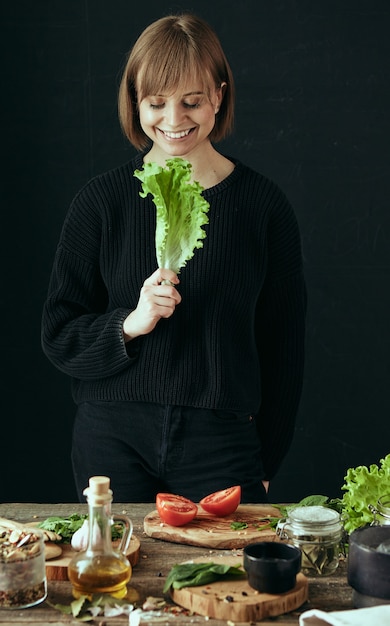 Jeune femme heureuse dans la cuisine