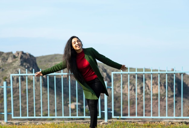 Jeune femme heureuse dans la nature