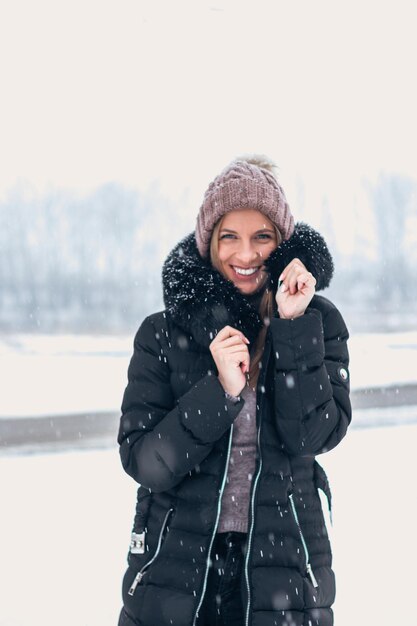 Photo une jeune femme heureuse dans la neige