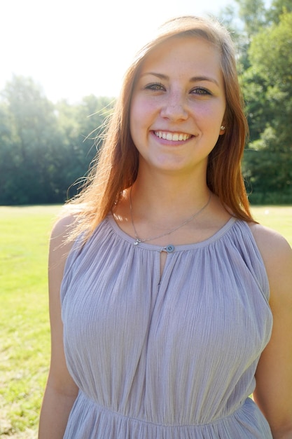 Photo une jeune femme heureuse dans un parc.