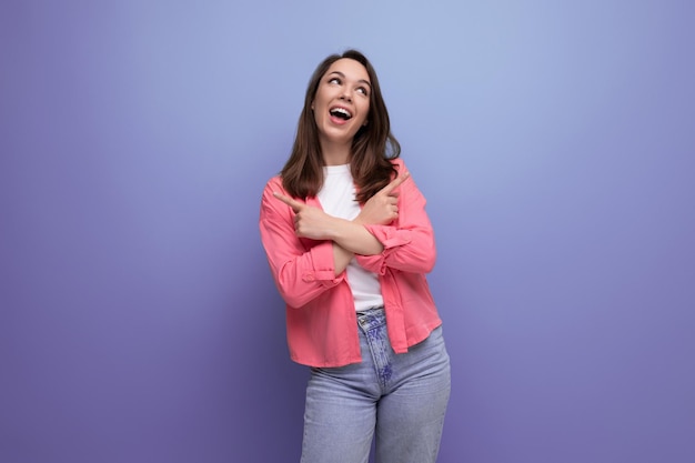 Jeune femme heureuse énergique en long look d'été sur fond isolé de studio