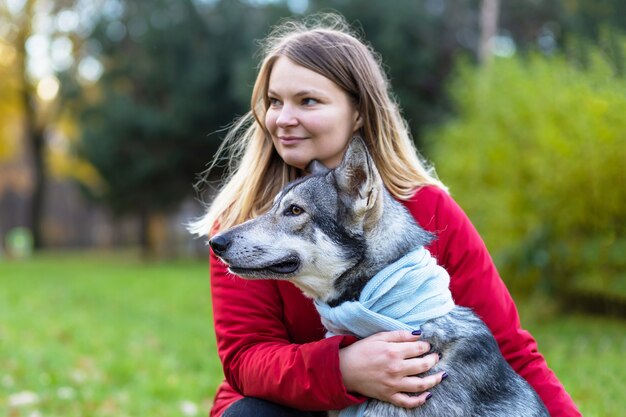 Jeune, femme heureuse, étreindre, chien