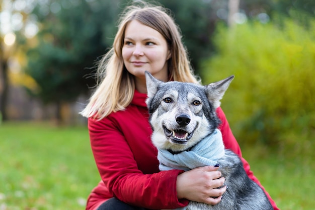 Jeune, femme heureuse, étreindre, chien