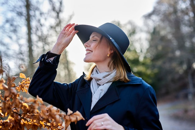 Jeune femme heureuse en forêt