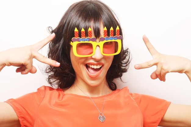 Jeune femme heureuse avec de grandes lunettes de soleil orange