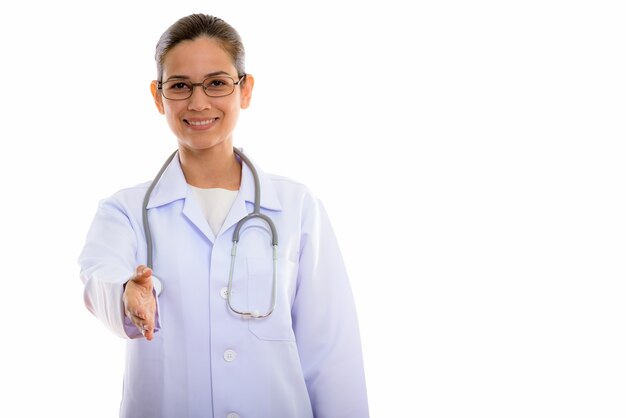 jeune femme heureuse médecin souriant tout en donnant la poignée de main