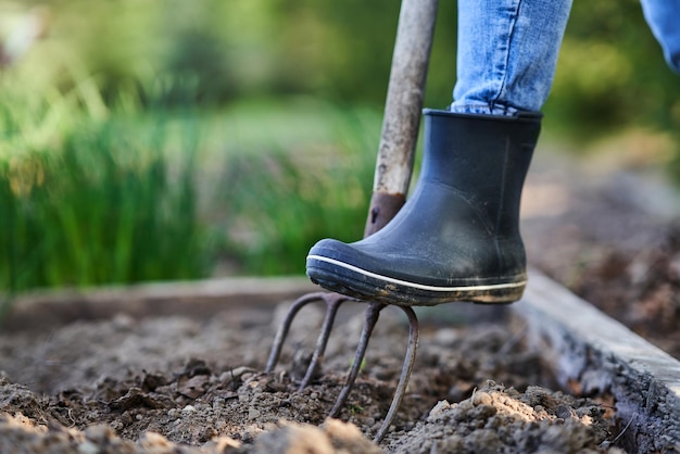 Jeune femme heureuse avec des outils de jardin travaillant