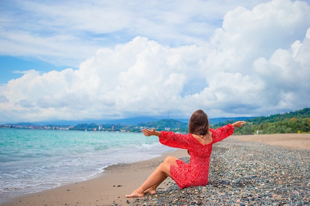 Jeune femme heureuse sur la plage.