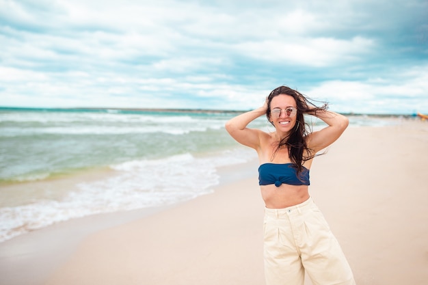 Jeune femme heureuse sur la plage