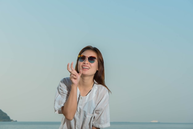 Jeune femme heureuse sur la plage