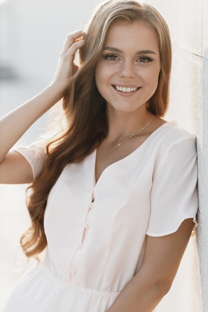 jeune femme heureuse en plein air