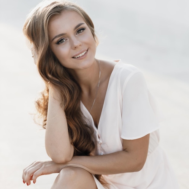 jeune femme heureuse en plein air