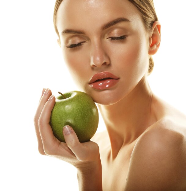 Jeune femme heureuse avec pomme verte isolée sur blanc