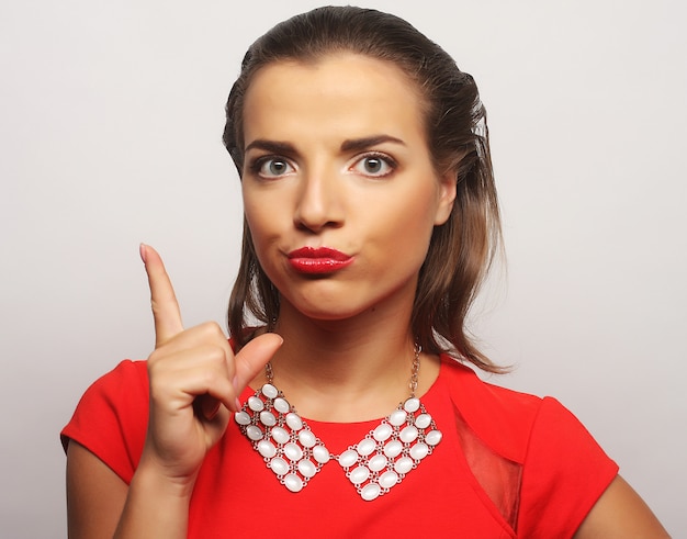 Jeune femme heureuse en robe rouge