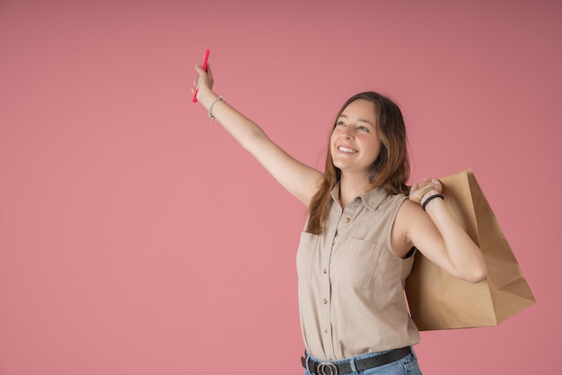 Jeune femme heureuse et satisfaite de son sac de courses du jour