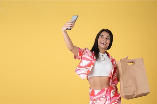 Jeune femme heureuse avec son sac à provisions