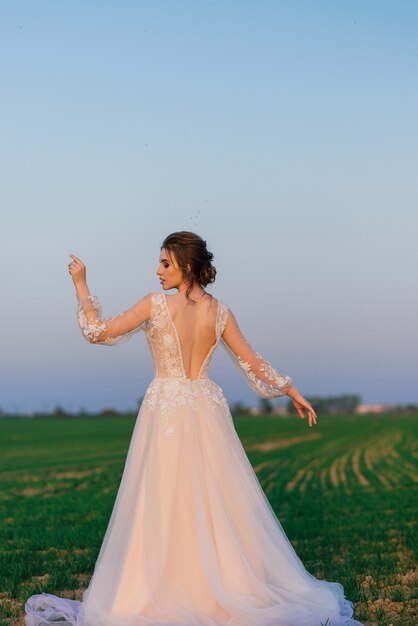 Jeune femme heureuse sortie belle dans le jardin fleuri.