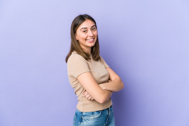 Jeune femme heureuse, souriante et joyeuse