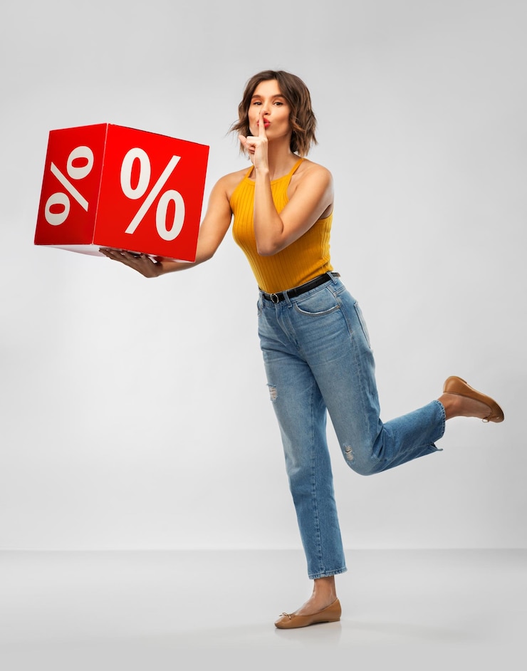 Photo une jeune femme heureuse et souriante avec un panneau de vente