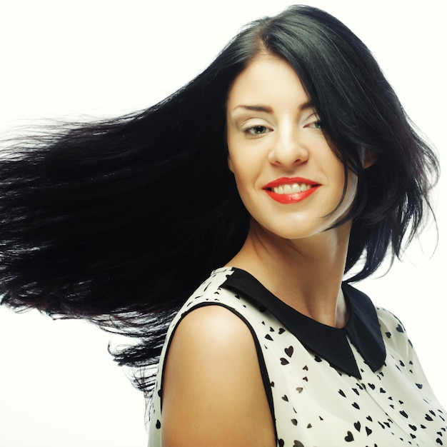 Jeune femme heureuse avec le vent dans les cheveux