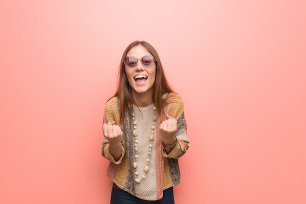 Jeune femme hippie surprise et choquée