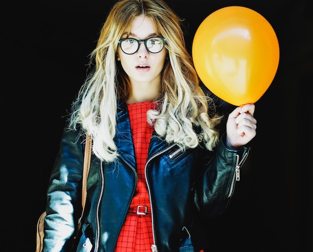 Photo jeune femme hipster avec ballon dans la ville, printemps