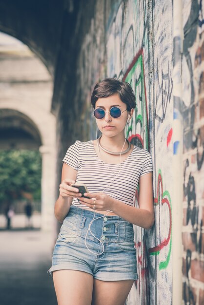 jeune femme hipster, écouter de la musique