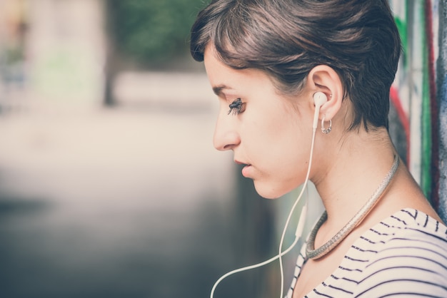 Photo jeune femme hipster, écouter de la musique