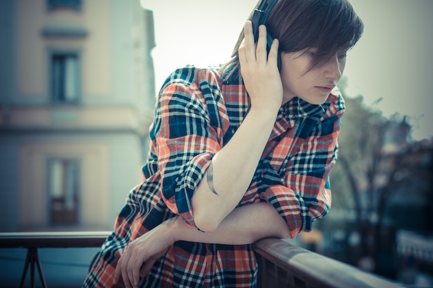 jeune femme hipster, écouter de la musique