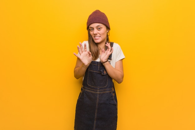 Jeune femme hipster rejetant quelque chose faisant un geste de dégoût