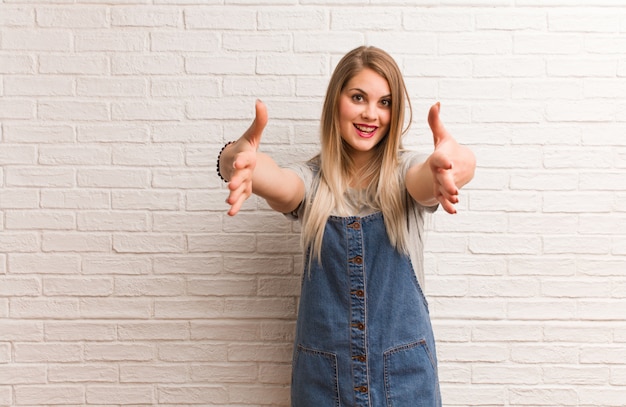 Jeune femme hipster russe très heureuse donnant un câlin à l'avant