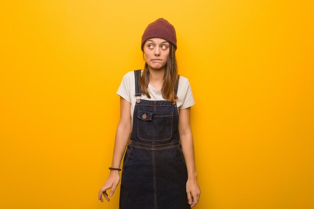 Jeune femme hipster en train de penser à une idée