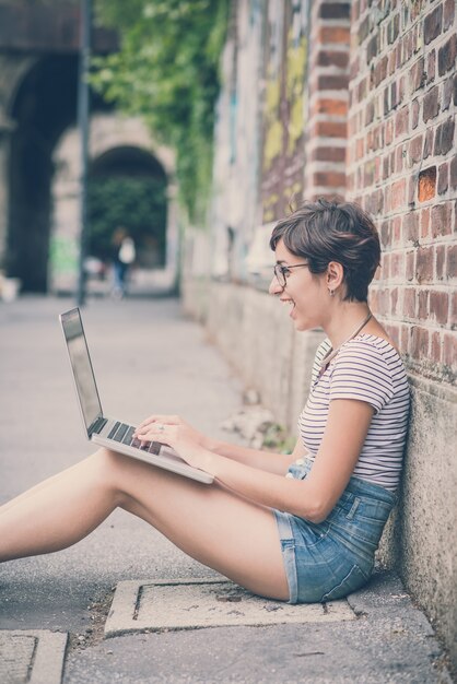 jeune femme hipster, utilisation, cahier