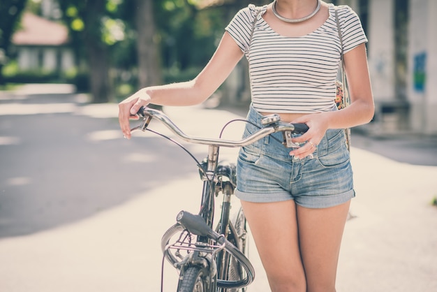jeune femme hipster avec vélo